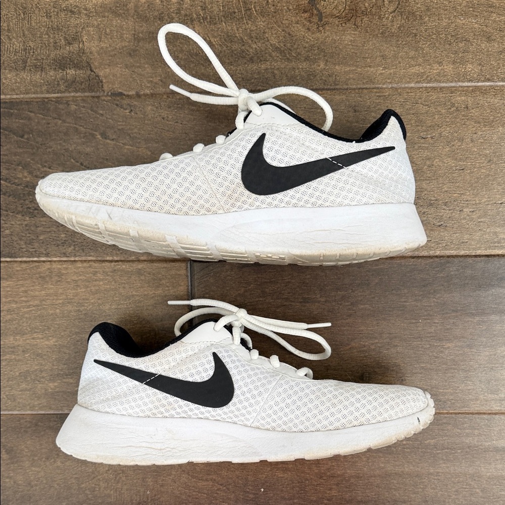 Nike White Mesh Sneakers with Black Swoosh - Picture 4 of 4
